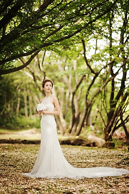 포토 JPG 주간 전신 나무 식물 라이프스타일 응시 여자 신부 부케 웨딩드레스 결혼 모션 자연 한국 한명 서기 미소 사람 동양인 성인 야외 옆모습 30대 제주도 한국인 우아함 숲 순수 티아라 상쾌 특별함 웨딩라이프 여자만 여자한명만 성인여자만 성인한명만 성인여자한명만 장년만 장년여자만 장년여자한명만 성인만 국내포토 자연요소 1 시선 드레스 감정 아시아 뷰포인트 꽃다발 컨셉 왕관 표정 인종 이벤트 생활 장년 생태계 파일형식