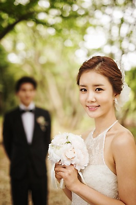 포토 JPG 주간 나무 식물 라이프스타일 응시 여자 남자 행복 신부 부케 웨딩드레스 신랑 결혼 신혼부부 모션 자연 한국 함께함 사랑 서기 미소 들기 사람 동양인 정장 턱시도 상반신 성인 야외 두명 옆모습 아웃포커스 30대 제주도 한국인 숲 웨딩라이프 장년만 성인만 국내포토 자연요소 부부 시선 드레스 옷 감정 아시아 뷰포인트 꽃다발 컨셉 촬영기법 표정 인종 이벤트 생활 장년 생태계 신혼 파일형식