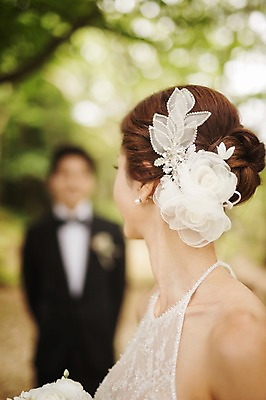 포토 JPG 주간 나무 식물 라이프스타일 응시 여자 남자 행복 신부 부케 웨딩드레스 신랑 결혼 신혼부부 모션 자연 한국 함께함 사랑 서기 들기 사람 동양인 정장 턱시도 상반신 성인 야외 두명 앞모습 옆모습 아웃포커스 30대 제주도 한국인 숲 웨딩라이프 장년만 성인만 국내포토 자연요소 부부 시선 드레스 옷 감정 아시아 뷰포인트 꽃다발 컨셉 촬영기법 인종 이벤트 생활 장년 생태계 신혼 파일형식