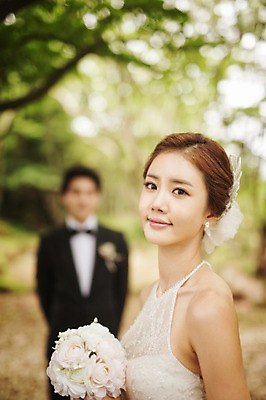 포토 JPG 주간 나무 식물 라이프스타일 응시 여자 남자 행복 신부 부케 웨딩드레스 신랑 결혼 신혼부부 모션 자연 한국 함께함 사랑 서기 미소 들기 사람 동양인 정장 턱시도 상반신 성인 야외 두명 앞모습 옆모습 아웃포커스 30대 제주도 한국인 숲 웨딩라이프 장년만 성인만 국내포토 자연요소 부부 시선 드레스 옷 감정 아시아 뷰포인트 꽃다발 컨셉 촬영기법 표정 인종 이벤트 생활 장년 생태계 신혼 파일형식