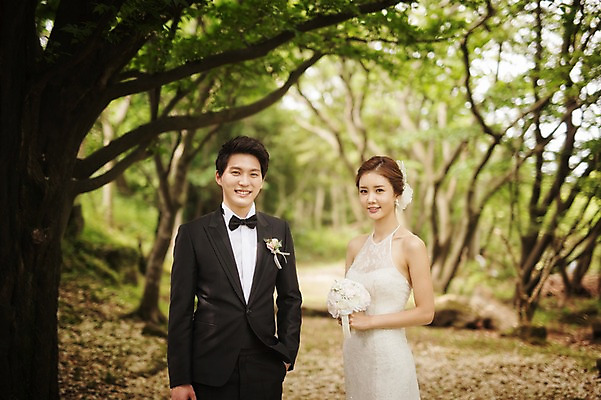 포토 JPG 주간 나무 라이프스타일 여자 남자 행복 신부 웨딩드레스 신랑 결혼 신혼부부 모션 자연 한국 함께함 사랑 서기 미소 사람 동양인 정장 턱시도 상반신 성인 야외 두명 앞모습 30대 제주도 한국인 숲 웨딩라이프 장년만 성인만 국내포토 자연요소 식물 부부 드레스 옷 감정 아시아 뷰포인트 컨셉 표정 인종 이벤트 생활 장년 생태계 신혼 파일형식