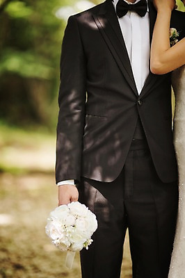 포토 JPG 주간 나무 라이프스타일 여자 남자 신부 부케 웨딩드레스 신랑 결혼 신혼부부 안기 모션 자연 한국 서기 들기 사람 정장 턱시도 성인 야외 두명 앞모습 30대 제주도 숲 웨딩라이프 장년만 성인만 국내포토 자연요소 식물 부부 드레스 옷 아시아 뷰포인트 꽃다발 이벤트 생활 장년 생태계 신혼 파일형식