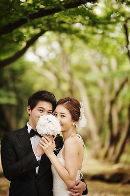 포토 JPG 주간 나무 라이프스타일 여자 남자 행복 신부 웨딩드레스 허리손 신랑 결혼 신혼부부 모션 포옹 자연 한국 함께함 사랑 서기 미소 사람 동양인 정장 턱시도 성인 야외 두명 앞모습 옆모습 30대 제주도 한국인 숲 웨딩라이프 장년만 성인만 국내포토 자연요소 식물 부부 드레스 옷 감정 아시아 뷰포인트 포즈 컨셉 안기 표정 인종 이벤트 생활 장년 생태계 신혼 파일형식