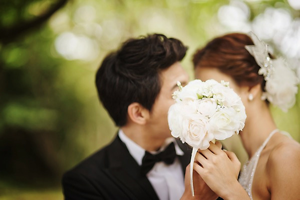 포토 JPG 주간 나무 라이프스타일 여자 남자 행복 신부 웨딩드레스 신랑 결혼 신혼부부 모션 자연 키스 한국 함께함 사랑 서기 사람 정장 턱시도 상반신 성인 야외 두명 옆모습 30대 제주도 숲 웨딩라이프 장년만 성인만 국내포토 자연요소 식물 부부 드레스 옷 감정 아시아 뷰포인트 컨셉 이벤트 생활 장년 애정표현 생태계 신혼 파일형식