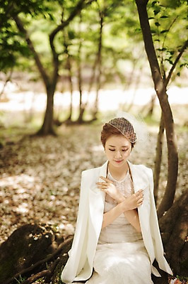 포토 JPG 주간 나무 식물 라이프스타일 여자 신부 부케 웨딩드레스 결혼 모션 자연 한국 한명 들기 사람 앉기 동양인 손짓 상반신 성인 야외 앞모습 30대 제주도 눈감음 한국인 돌_바위 우아함 숲 순수 상쾌 특별함 웨딩라이프 여자만 여자한명만 성인여자만 성인한명만 성인여자한명만 장년만 장년여자만 장년여자한명만 성인만 국내포토 자연요소 1 드레스 감정 아시아 뷰포인트 꽃다발 컨셉 인종 이벤트 생활 장년 생태계 파일형식