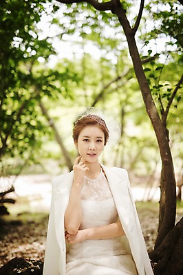 포토 JPG 주간 나무 식물 라이프스타일 여자 신부 부케 웨딩드레스 결혼 모션 자연 한국 한명 미소 들기 사람 앉기 동양인 손짓 상반신 성인 야외 앞모습 30대 제주도 한국인 돌_바위 우아함 숲 순수 상쾌 특별함 웨딩라이프 여자만 여자한명만 성인여자만 성인한명만 성인여자한명만 장년만 장년여자만 장년여자한명만 성인만 국내포토 자연요소 1 드레스 감정 아시아 뷰포인트 꽃다발 컨셉 표정 인종 이벤트 생활 장년 생태계 파일형식