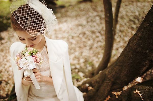 포토 JPG 주간 나무 식물 라이프스타일 여자 신부 부케 웨딩드레스 결혼 모션 자연 한국 한명 들기 사람 앉기 동양인 상반신 성인 야외 앞모습 30대 제주도 한국인 돌_바위 우아함 숲 순수 상쾌 특별함 웨딩라이프 여자만 여자한명만 성인여자만 성인한명만 성인여자한명만 장년만 장년여자만 장년여자한명만 성인만 국내포토 자연요소 1 드레스 감정 아시아 뷰포인트 꽃다발 컨셉 인종 이벤트 생활 장년 생태계 파일형식