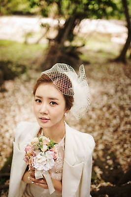 포토 JPG 주간 나무 식물 라이프스타일 여자 신부 부케 웨딩드레스 결혼 모션 자연 한국 한명 미소 들기 사람 앉기 동양인 상반신 성인 야외 앞모습 30대 제주도 한국인 돌_바위 우아함 숲 순수 상쾌 특별함 웨딩라이프 여자만 여자한명만 성인여자만 성인한명만 성인여자한명만 장년만 장년여자만 장년여자한명만 성인만 국내포토 자연요소 1 드레스 감정 아시아 뷰포인트 꽃다발 컨셉 표정 인종 이벤트 생활 장년 생태계 파일형식