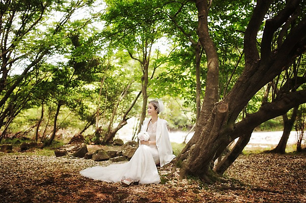 포토 JPG 주간 전신 나무 식물 라이프스타일 응시 여자 신부 부케 웨딩드레스 결혼 모션 자연 한국 한명 들기 사람 앉기 동양인 성인 야외 앞모습 30대 제주도 한국인 돌_바위 우아함 숲 순수 상쾌 특별함 웨딩라이프 여자만 여자한명만 성인여자만 성인한명만 성인여자한명만 장년만 장년여자만 장년여자한명만 성인만 국내포토 자연요소 1 시선 드레스 감정 아시아 뷰포인트 꽃다발 컨셉 인종 이벤트 생활 장년 생태계 파일형식