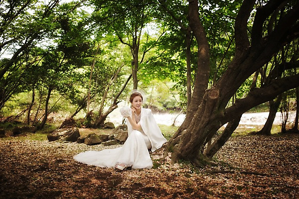 포토 JPG 주간 전신 나무 식물 라이프스타일 여자 신부 부케 웨딩드레스 결혼 모션 자연 한국 한명 들기 사람 앉기 동양인 성인 야외 앞모습 30대 제주도 한국인 돌_바위 우아함 숲 순수 상쾌 특별함 웨딩라이프 여자만 여자한명만 성인여자만 성인한명만 성인여자한명만 장년만 장년여자만 장년여자한명만 성인만 국내포토 자연요소 1 드레스 감정 아시아 뷰포인트 꽃다발 컨셉 인종 이벤트 생활 장년 생태계 파일형식