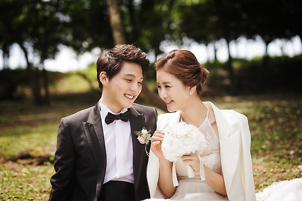 포토 JPG 주간 나무 식물 라이프스타일 여자 남자 행복 호수 신부 부케 웨딩드레스 신랑 결혼 신혼부부 모션 자연 한국 함께함 사랑 미소 들기 사람 앉기 동양인 정장 턱시도 상반신 성인 야외 두명 앞모습 30대 제주도 한국인 웨딩라이프 장년만 성인만 국내포토 자연요소 부부 드레스 옷 감정 아시아 뷰포인트 꽃다발 컨셉 표정 인종 이벤트 생활 장년 생태계 신혼 파일형식