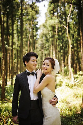 포토 JPG 주간 나무 식물 라이프스타일 여자 남자 행복 신부 웨딩드레스 허리손 신랑 결혼 신혼부부 모션 자연 한국 함께함 사랑 서기 미소 사람 동양인 정장 턱시도 성인 야외 두명 앞모습 옆모습 30대 제주도 기댐 한국인 숲 웨딩라이프 장년만 성인만 국내포토 자연요소 부부 드레스 옷 감정 아시아 뷰포인트 포즈 컨셉 표정 인종 이벤트 생활 장년 생태계 신혼 파일형식