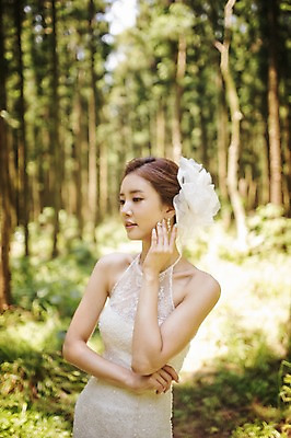 포토 JPG 주간 나무 식물 라이프스타일 응시 여자 신부 웨딩드레스 결혼 모션 자연 한국 한명 서기 사람 동양인 손짓 상반신 성인 야외 앞모습 30대 제주도 한국인 우아함 숲 순수 상쾌 특별함 웨딩라이프 여자만 여자한명만 성인여자만 성인한명만 성인여자한명만 장년만 장년여자만 장년여자한명만 성인만 국내포토 자연요소 1 시선 드레스 감정 아시아 뷰포인트 컨셉 인종 이벤트 생활 장년 생태계 파일형식