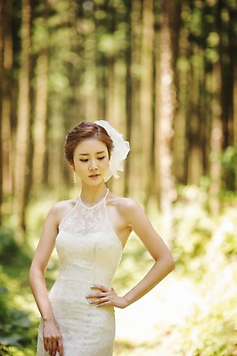 포토 JPG 주간 나무 식물 라이프스타일 응시 여자 신부 웨딩드레스 허리손 결혼 모션 자연 한국 한명 서기 사람 동양인 손짓 상반신 성인 야외 앞모습 30대 제주도 한국인 우아함 숲 순수 상쾌 특별함 웨딩라이프 여자만 여자한명만 성인여자만 성인한명만 성인여자한명만 장년만 장년여자만 장년여자한명만 성인만 국내포토 자연요소 1 시선 드레스 감정 아시아 뷰포인트 포즈 컨셉 인종 이벤트 생활 장년 생태계 파일형식