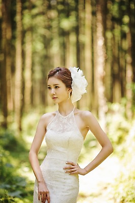 포토 JPG 주간 나무 식물 라이프스타일 응시 여자 신부 웨딩드레스 허리손 결혼 모션 자연 한국 한명 서기 사람 동양인 손짓 성인 야외 앞모습 30대 제주도 한국인 우아함 숲 순수 상쾌 특별함 웨딩라이프 여자만 여자한명만 성인여자만 성인한명만 성인여자한명만 장년만 장년여자만 장년여자한명만 성인만 국내포토 자연요소 1 시선 드레스 감정 아시아 뷰포인트 포즈 컨셉 인종 이벤트 생활 장년 생태계 파일형식