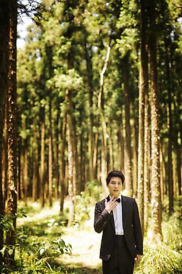 포토 JPG 주간 나무 식물 라이프스타일 남자 신랑 결혼 모션 자연 한국 한명 사람 동양인 정장 턱시도 상반신 성인 야외 앞모습 30대 제주도 걷기 한국인 숲 웨딩라이프 남자만 남자한명만 성인남자만 성인한명만 성인남자한명만 장년만 장년남자만 장년남자한명만 성인만 국내포토 자연요소 1 옷 아시아 뷰포인트 인종 이벤트 생활 장년 생태계 파일형식