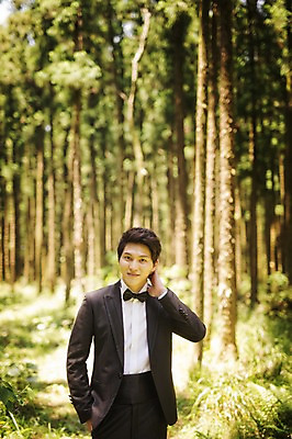 포토 JPG 주간 나무 식물 라이프스타일 남자 신랑 결혼 모션 자연 한국 한명 사람 동양인 정장 턱시도 상반신 성인 야외 앞모습 30대 제주도 걷기 한국인 숲 웨딩라이프 남자만 남자한명만 성인남자만 성인한명만 성인남자한명만 장년만 장년남자만 장년남자한명만 성인만 국내포토 자연요소 1 옷 아시아 뷰포인트 인종 이벤트 생활 장년 생태계 파일형식