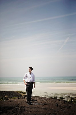 포토 JPG 주간 전신 라이프스타일 남자 바다 신랑 결혼 모션 하늘 한국 한명 사람 동양인 정장 턱시도 성인 해변 야외 앞모습 30대 제주도 걷기 한국인 돌_바위 바위 웨딩라이프 남자만 남자한명만 성인남자만 성인한명만 성인남자한명만 장년만 장년남자만 장년남자한명만 성인만 국내포토 자연요소 1 옷 아시아 뷰포인트 인종 이벤트 생활 장년 파일형식