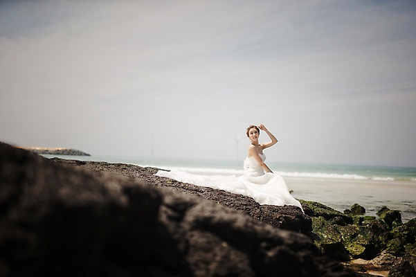 포토 JPG 주간 라이프스타일 여자 신부 바다 웨딩드레스 결혼 모션 한국 한명 사람 앉기 동양인 상반신 성인 해변 야외 옆모습 30대 제주도 한국인 돌_바위 바위 우아함 순수 상쾌 특별함 웨딩라이프 여자만 여자한명만 성인여자만 성인한명만 성인여자한명만 장년만 장년여자만 장년여자한명만 성인만 국내포토 자연요소 1 드레스 감정 아시아 뷰포인트 컨셉 인종 이벤트 생활 장년 파일형식