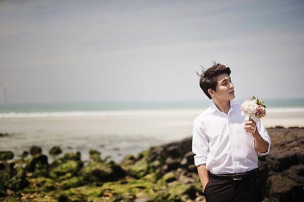 포토 JPG 주간 라이프스타일 응시 남자 부케 신랑 결혼 모션 한국 한명 서기 들기 사람 동양인 상반신 성인 해변 야외 앞모습 30대 제주도 한국인 돌_바위 바위 주머니손 웨딩라이프 남자만 남자한명만 성인남자만 성인한명만 성인남자한명만 장년만 장년남자만 장년남자한명만 성인만 국내포토 자연요소 1 시선 아시아 바다 뷰포인트 꽃다발 인종 이벤트 생활 장년 파일형식
