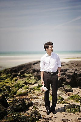 포토 JPG 주간 전신 라이프스타일 응시 남자 부케 신랑 결혼 모션 하늘 한국 한명 서기 들기 사람 동양인 성인 해변 야외 앞모습 30대 제주도 한국인 돌_바위 바위 주머니손 웨딩라이프 남자만 남자한명만 성인남자만 성인한명만 성인남자한명만 장년만 장년남자만 장년남자한명만 성인만 국내포토 자연요소 1 시선 아시아 바다 뷰포인트 꽃다발 인종 이벤트 생활 장년 파일형식