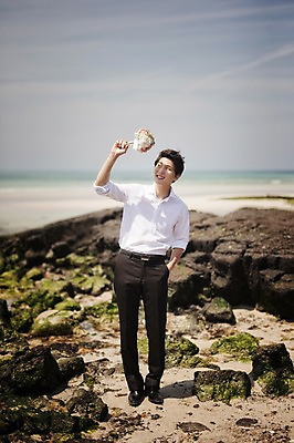 포토 JPG 주간 전신 라이프스타일 남자 부케 신랑 결혼 모션 한국 한명 서기 들기 사람 동양인 성인 해변 야외 앞모습 30대 제주도 한국인 돌_바위 바위 주머니손 웨딩라이프 남자만 남자한명만 성인남자만 성인한명만 성인남자한명만 장년만 장년남자만 장년남자한명만 성인만 국내포토 자연요소 1 아시아 바다 뷰포인트 꽃다발 인종 이벤트 생활 장년 파일형식