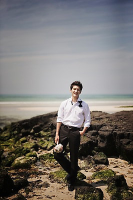 포토 JPG 주간 전신 라이프스타일 남자 부케 신랑 결혼 모션 한국 한명 서기 미소 들기 사람 동양인 성인 해변 야외 앞모습 30대 제주도 한국인 돌_바위 바위 주머니손 웨딩라이프 남자만 남자한명만 성인남자만 성인한명만 성인남자한명만 장년만 장년남자만 장년남자한명만 성인만 국내포토 자연요소 1 아시아 바다 뷰포인트 꽃다발 표정 인종 이벤트 생활 장년 파일형식