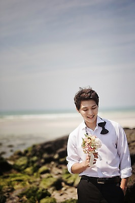 포토 JPG 주간 라이프스타일 남자 부케 신랑 결혼 모션 한국 한명 서기 미소 들기 사람 동양인 상반신 성인 해변 야외 앞모습 30대 제주도 한국인 돌_바위 바위 주머니손 웨딩라이프 남자만 남자한명만 성인남자만 성인한명만 성인남자한명만 장년만 장년남자만 장년남자한명만 성인만 국내포토 자연요소 1 아시아 바다 뷰포인트 꽃다발 표정 인종 이벤트 생활 장년 파일형식