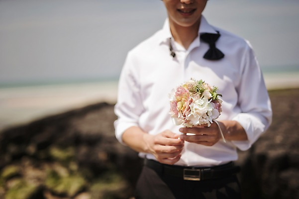 포토 JPG 주간 라이프스타일 남자 부케 신랑 결혼 모션 한국 한명 서기 들기 사람 동양인 상반신 성인 해변 야외 앞모습 30대 제주도 한국인 돌_바위 바위 웨딩라이프 남자만 남자한명만 성인남자만 성인한명만 성인남자한명만 장년만 장년남자만 장년남자한명만 성인만 국내포토 자연요소 1 아시아 바다 뷰포인트 꽃다발 인종 이벤트 생활 장년 파일형식
