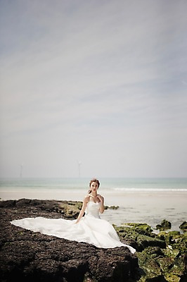 포토 JPG 주간 전신 라이프스타일 여자 신부 부케 웨딩드레스 결혼 모션 한국 한명 사람 앉기 동양인 성인 해변 야외 앞모습 30대 제주도 한국인 돌_바위 바위 우아함 순수 상쾌 특별함 웨딩라이프 여자만 여자한명만 성인여자만 성인한명만 성인여자한명만 장년만 장년여자만 장년여자한명만 성인만 국내포토 자연요소 1 드레스 감정 아시아 바다 뷰포인트 꽃다발 컨셉 인종 이벤트 생활 장년 파일형식