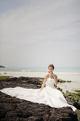 포토 JPG 주간 전신 라이프스타일 여자 신부 부케 웨딩드레스 결혼 모션 한국 한명 미소 사람 앉기 동양인 성인 해변 야외 앞모습 30대 제주도 한국인 돌_바위 바위 우아함 순수 상쾌 특별함 웨딩라이프 여자만 여자한명만 성인여자만 성인한명만 성인여자한명만 장년만 장년여자만 장년여자한명만 성인만 국내포토 자연요소 1 드레스 감정 아시아 바다 뷰포인트 꽃다발 컨셉 표정 인종 이벤트 생활 장년 파일형식
