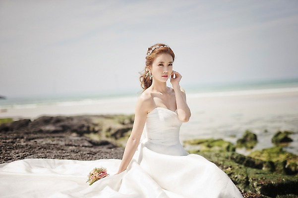 포토 JPG 주간 라이프스타일 여자 신부 부케 웨딩드레스 결혼 모션 자연 한국 한명 미소 들기 사람 앉기 동양인 손짓 상반신 성인 해변 야외 30대 제주도 한국인 우아함 순수 상쾌 특별함 웨딩라이프 여자만 여자한명만 성인여자만 성인한명만 성인여자한명만 장년만 장년여자만 장년여자한명만 성인만 국내포토 자연요소 1 드레스 감정 아시아 바다 꽃다발 컨셉 표정 인종 이벤트 생활 장년 생태계 파일형식