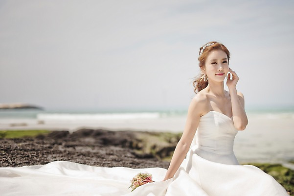 포토 JPG 주간 라이프스타일 여자 신부 부케 웨딩드레스 결혼 모션 자연 한국 한명 미소 들기 사람 앉기 동양인 손짓 상반신 성인 해변 야외 30대 제주도 한국인 우아함 순수 상쾌 특별함 웨딩라이프 여자만 여자한명만 성인여자만 성인한명만 성인여자한명만 장년만 장년여자만 장년여자한명만 성인만 국내포토 자연요소 1 드레스 감정 아시아 바다 꽃다발 컨셉 표정 인종 이벤트 생활 장년 생태계 파일형식