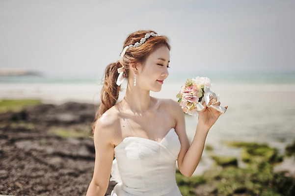 포토 JPG 주간 라이프스타일 여자 신부 부케 웨딩드레스 결혼 모션 자연 한국 한명 미소 들기 사람 앉기 동양인 상반신 성인 해변 야외 앞모습 30대 제주도 눈감음 한국인 우아함 순수 상쾌 특별함 웨딩라이프 여자만 여자한명만 성인여자만 성인한명만 성인여자한명만 장년만 장년여자만 장년여자한명만 성인만 국내포토 자연요소 1 드레스 감정 아시아 바다 뷰포인트 꽃다발 컨셉 표정 인종 이벤트 생활 장년 생태계 파일형식