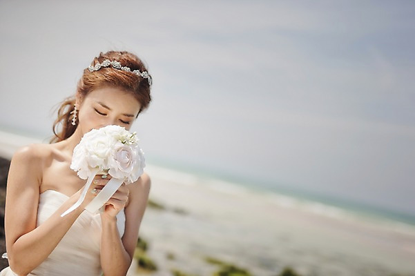 포토 JPG 주간 라이프스타일 여자 신부 부케 웨딩드레스 결혼 모션 자연 한국 한명 미소 들기 사람 앉기 동양인 상반신 성인 해변 야외 앞모습 30대 제주도 눈감음 한국인 우아함 순수 상쾌 특별함 웨딩라이프 여자만 여자한명만 성인여자만 성인한명만 성인여자한명만 장년만 장년여자만 장년여자한명만 성인만 국내포토 자연요소 1 드레스 감정 아시아 바다 뷰포인트 꽃다발 컨셉 표정 인종 이벤트 생활 장년 생태계 파일형식