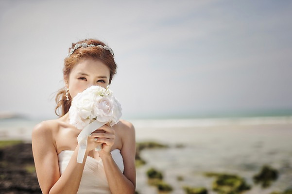 포토 JPG 주간 라이프스타일 여자 신부 부케 웨딩드레스 결혼 모션 자연 한국 한명 미소 들기 사람 앉기 동양인 상반신 성인 해변 야외 앞모습 30대 제주도 한국인 우아함 순수 상쾌 특별함 웨딩라이프 여자만 여자한명만 성인여자만 성인한명만 성인여자한명만 장년만 장년여자만 장년여자한명만 성인만 국내포토 자연요소 1 드레스 감정 아시아 바다 뷰포인트 꽃다발 컨셉 표정 인종 이벤트 생활 장년 생태계 파일형식