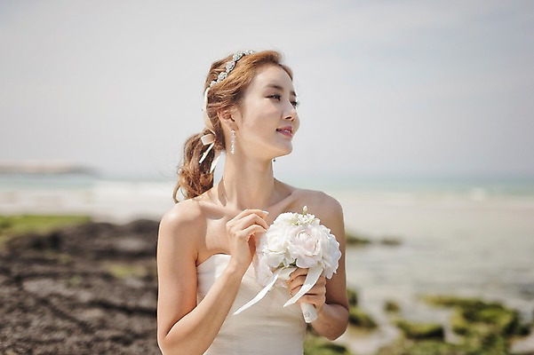 포토 JPG 주간 라이프스타일 응시 여자 신부 부케 웨딩드레스 결혼 모션 자연 한국 한명 미소 들기 사람 앉기 동양인 상반신 성인 해변 야외 앞모습 30대 제주도 한국인 우아함 순수 상쾌 특별함 웨딩라이프 여자만 여자한명만 성인여자만 성인한명만 성인여자한명만 장년만 장년여자만 장년여자한명만 성인만 국내포토 자연요소 1 시선 드레스 감정 아시아 바다 뷰포인트 꽃다발 컨셉 표정 인종 이벤트 생활 장년 생태계 파일형식