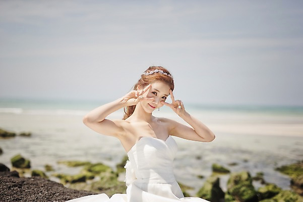 포토 JPG 주간 라이프스타일 여자 신부 부케 웨딩드레스 결혼 모션 자연 한국 한명 미소 들기 사람 앉기 동양인 손짓 상반신 성인 해변 야외 앞모습 30대 제주도 한국인 우아함 순수 상쾌 브이 특별함 웨딩라이프 여자만 여자한명만 성인여자만 성인한명만 성인여자한명만 장년만 장년여자만 장년여자한명만 성인만 국내포토 자연요소 1 드레스 감정 아시아 바다 뷰포인트 꽃다발 컨셉 표정 인종 이벤트 생활 장년 생태계 파일형식