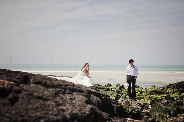 포토 JPG 주간 라이프스타일 응시 여자 남자 행복 신부 바다 부케 웨딩드레스 신랑 결혼 신혼부부 모션 한국 함께함 사랑 서기 들기 사람 앉기 동양인 정장 턱시도 성인 해변 야외 두명 앞모습 옆모습 30대 제주도 한국인 돌_바위 바위 웨딩라이프 장년만 성인만 국내포토 자연요소 부부 시선 드레스 옷 감정 아시아 뷰포인트 꽃다발 컨셉 인종 이벤트 생활 장년 신혼 파일형식