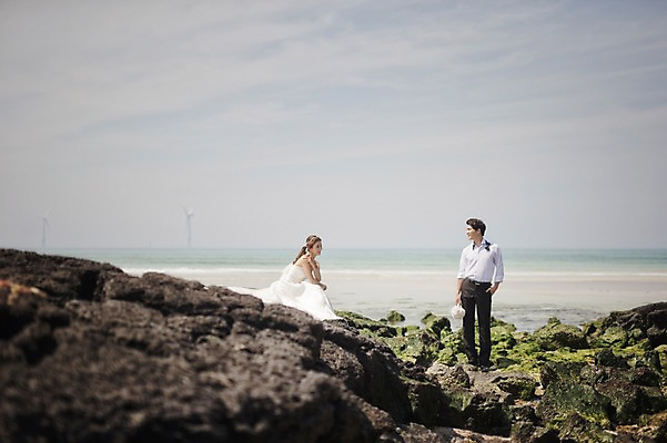 포토 JPG 주간 전신 라이프스타일 응시 여자 남자 행복 신부 바다 부케 웨딩드레스 신랑 결혼 신혼부부 모션 한국 함께함 사랑 들기 사람 앉기 동양인 정장 턱시도 성인 해변 야외 두명 앞모습 옆모습 30대 제주도 한국인 돌_바위 바위 웨딩라이프 장년만 성인만 국내포토 자연요소 부부 시선 드레스 옷 감정 아시아 뷰포인트 꽃다발 컨셉 인종 이벤트 생활 장년 신혼 파일형식