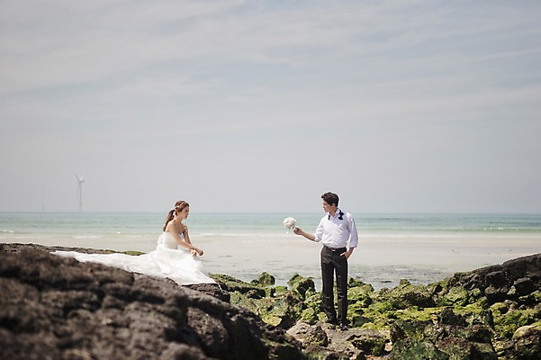 포토 JPG 주간 전신 라이프스타일 응시 여자 남자 행복 신부 바다 부케 웨딩드레스 신랑 결혼 신혼부부 모션 한국 함께함 사랑 서기 들기 사람 앉기 동양인 정장 턱시도 성인 해변 야외 두명 앞모습 옆모습 30대 제주도 한국인 돌_바위 바위 웨딩라이프 장년만 성인만 국내포토 자연요소 부부 시선 드레스 옷 감정 아시아 뷰포인트 꽃다발 컨셉 인종 이벤트 생활 장년 신혼 파일형식