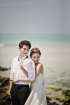 포토 JPG 주간 라이프스타일 여자 남자 행복 신부 바다 부케 웨딩드레스 신랑 결혼 신혼부부 모션 포옹 한국 함께함 사랑 서기 들기 사람 동양인 정장 턱시도 손짓 상반신 성인 해변 야외 두명 앞모습 옆모습 30대 제주도 한국인 웨딩라이프 장년만 성인만 국내포토 자연요소 부부 드레스 옷 감정 아시아 뷰포인트 꽃다발 컨셉 안기 인종 이벤트 생활 장년 신혼 파일형식
