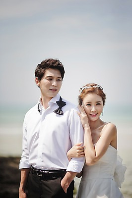 포토 JPG 주간 라이프스타일 여자 남자 행복 신부 바다 웨딩드레스 신랑 결혼 신혼부부 모션 포옹 한국 함께함 사랑 서기 미소 사람 동양인 정장 턱시도 상반신 성인 해변 야외 두명 앞모습 30대 제주도 팔짱 기댐 한국인 웨딩라이프 장년만 성인만 국내포토 자연요소 부부 드레스 옷 감정 아시아 뷰포인트 컨셉 안기 표정 인종 이벤트 생활 장년 신혼 파일형식