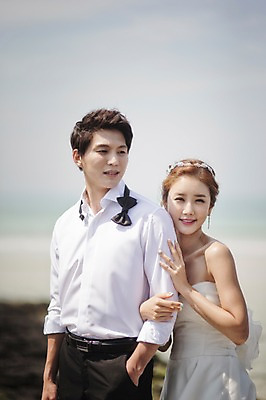 포토 JPG 주간 라이프스타일 여자 남자 행복 신부 바다 웨딩드레스 신랑 결혼 신혼부부 모션 포옹 한국 함께함 사랑 서기 미소 사람 동양인 정장 턱시도 상반신 성인 해변 야외 두명 앞모습 30대 제주도 기댐 한국인 웨딩라이프 장년만 성인만 국내포토 자연요소 부부 드레스 옷 감정 아시아 뷰포인트 컨셉 안기 표정 인종 이벤트 생활 장년 신혼 파일형식