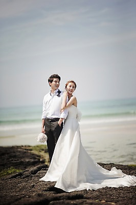 포토 JPG 주간 전신 라이프스타일 응시 여자 남자 행복 신부 바다 부케 웨딩드레스 신랑 결혼 신혼부부 모션 포옹 한국 함께함 사랑 서기 들기 사람 동양인 정장 턱시도 성인 해변 야외 두명 앞모습 옆모습 30대 제주도 기댐 한국인 웨딩라이프 장년만 성인만 국내포토 자연요소 부부 시선 드레스 옷 감정 아시아 뷰포인트 꽃다발 컨셉 안기 인종 이벤트 생활 장년 신혼 파일형식