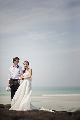 포토 JPG 주간 전신 라이프스타일 응시 여자 남자 행복 신부 바다 부케 웨딩드레스 신랑 결혼 신혼부부 모션 포옹 한국 함께함 사랑 서기 들기 사람 동양인 정장 턱시도 성인 해변 야외 두명 앞모습 30대 제주도 팔짱 한국인 웨딩라이프 장년만 성인만 국내포토 자연요소 부부 시선 드레스 옷 감정 아시아 뷰포인트 꽃다발 컨셉 안기 인종 이벤트 생활 장년 신혼 파일형식