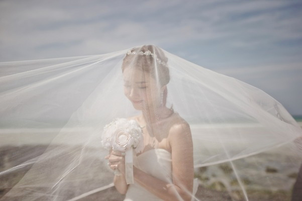 포토 JPG 주간 라이프스타일 여자 신부 부케 웨딩드레스 결혼 모션 한국 면사포 한명 들기 사람 앉기 동양인 상반신 성인 해변 야외 앞모습 30대 제주도 한국인 돌_바위 바위 우아함 순수 상쾌 특별함 웨딩라이프 여자만 여자한명만 성인여자만 성인한명만 성인여자한명만 장년만 장년여자만 장년여자한명만 성인만 국내포토 자연요소 1 드레스 감정 아시아 바다 뷰포인트 꽃다발 컨셉 인종 이벤트 생활 장년 결혼소품 파일형식