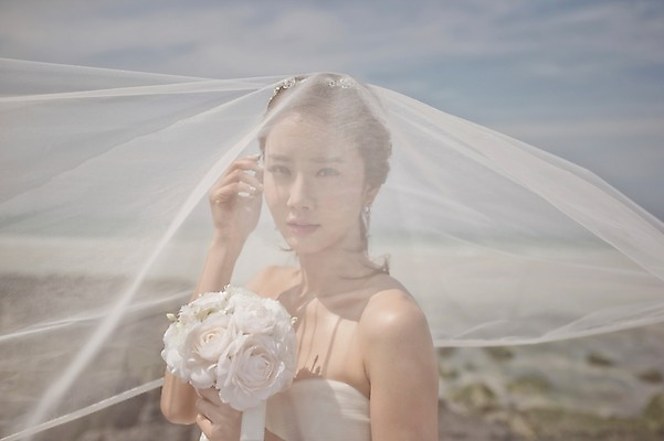 포토 JPG 주간 라이프스타일 여자 신부 부케 웨딩드레스 결혼 모션 한국 면사포 한명 들기 사람 앉기 동양인 손짓 상반신 성인 해변 야외 앞모습 30대 제주도 한국인 돌_바위 바위 우아함 순수 상쾌 특별함 웨딩라이프 여자만 여자한명만 성인여자만 성인한명만 성인여자한명만 장년만 장년여자만 장년여자한명만 성인만 국내포토 자연요소 1 드레스 감정 아시아 바다 뷰포인트 꽃다발 컨셉 인종 이벤트 생활 장년 결혼소품 파일형식