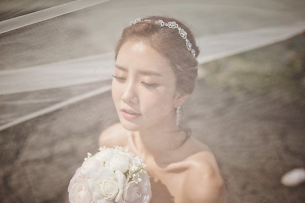 포토 JPG 주간 라이프스타일 여자 신부 부케 웨딩드레스 결혼 모션 한국 면사포 한명 들기 사람 앉기 동양인 상반신 성인 해변 야외 앞모습 30대 제주도 한국인 돌_바위 바위 우아함 순수 상쾌 특별함 웨딩라이프 여자만 여자한명만 성인여자만 성인한명만 성인여자한명만 장년만 장년여자만 장년여자한명만 성인만 국내포토 자연요소 1 드레스 감정 아시아 바다 뷰포인트 꽃다발 컨셉 인종 이벤트 생활 장년 결혼소품 파일형식