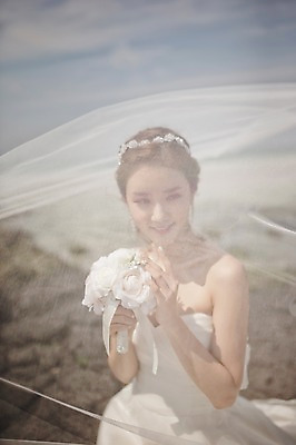 포토 JPG 주간 라이프스타일 여자 신부 부케 웨딩드레스 결혼 모션 한국 면사포 한명 들기 사람 앉기 동양인 손짓 상반신 성인 해변 야외 앞모습 30대 제주도 한국인 돌_바위 바위 우아함 순수 상쾌 특별함 웨딩라이프 여자만 여자한명만 성인여자만 성인한명만 성인여자한명만 장년만 장년여자만 장년여자한명만 성인만 국내포토 자연요소 1 드레스 감정 아시아 바다 뷰포인트 꽃다발 컨셉 인종 이벤트 생활 장년 결혼소품 파일형식